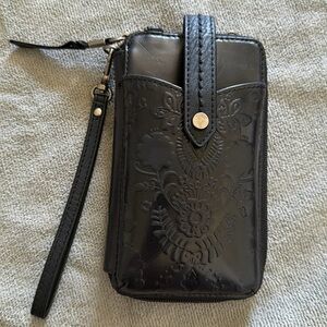 NWOT The Sak Women Silverlake Smartphone Crossbody black floral embossed leather